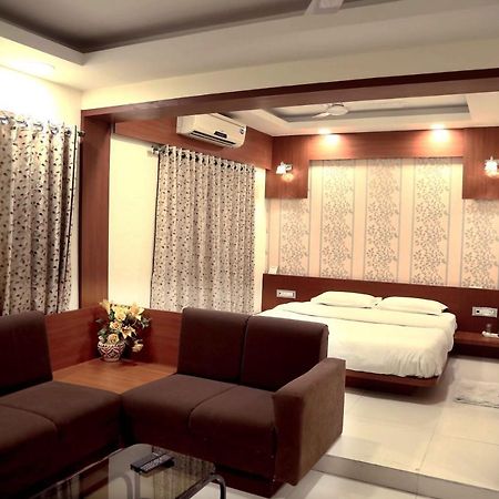 Hotel Regency Jamnagar Bagian luar foto