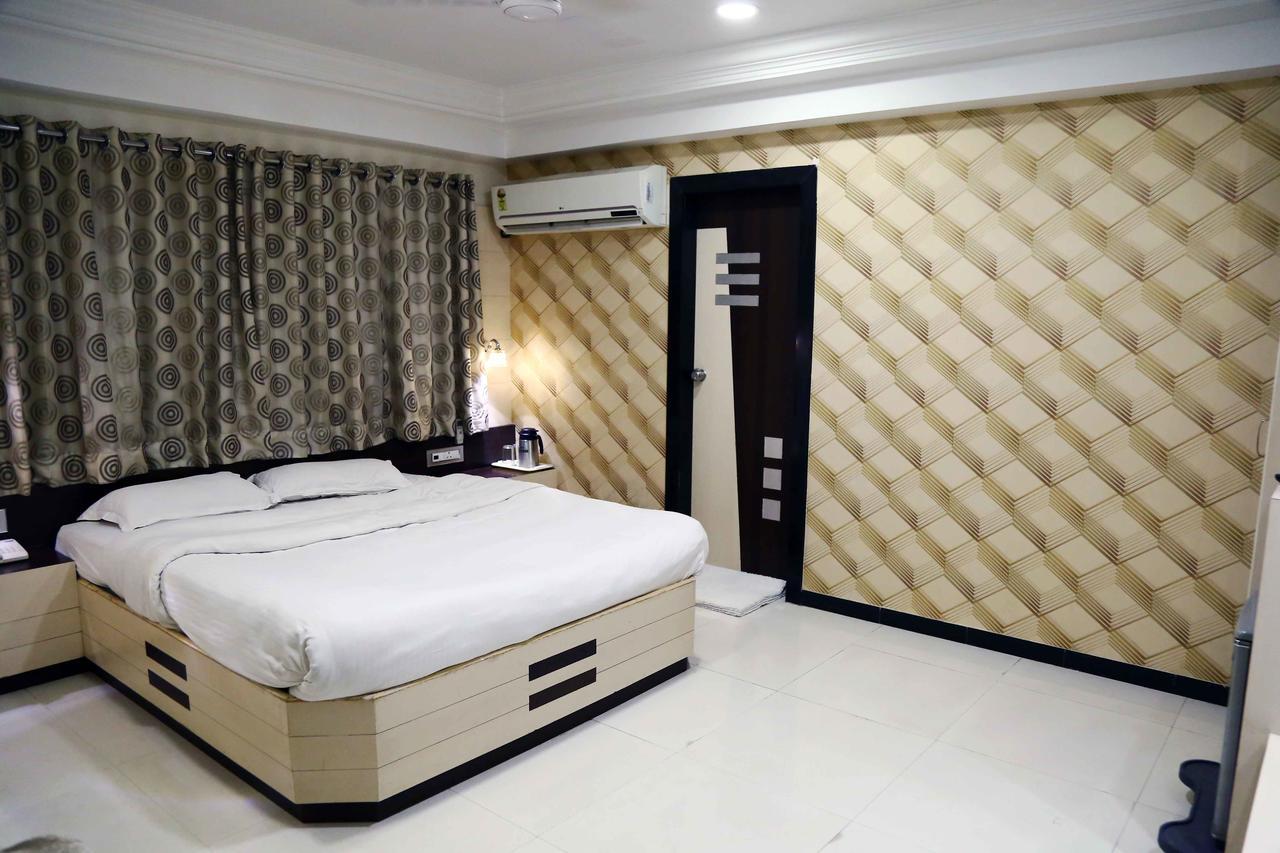 Hotel Regency Jamnagar Bagian luar foto