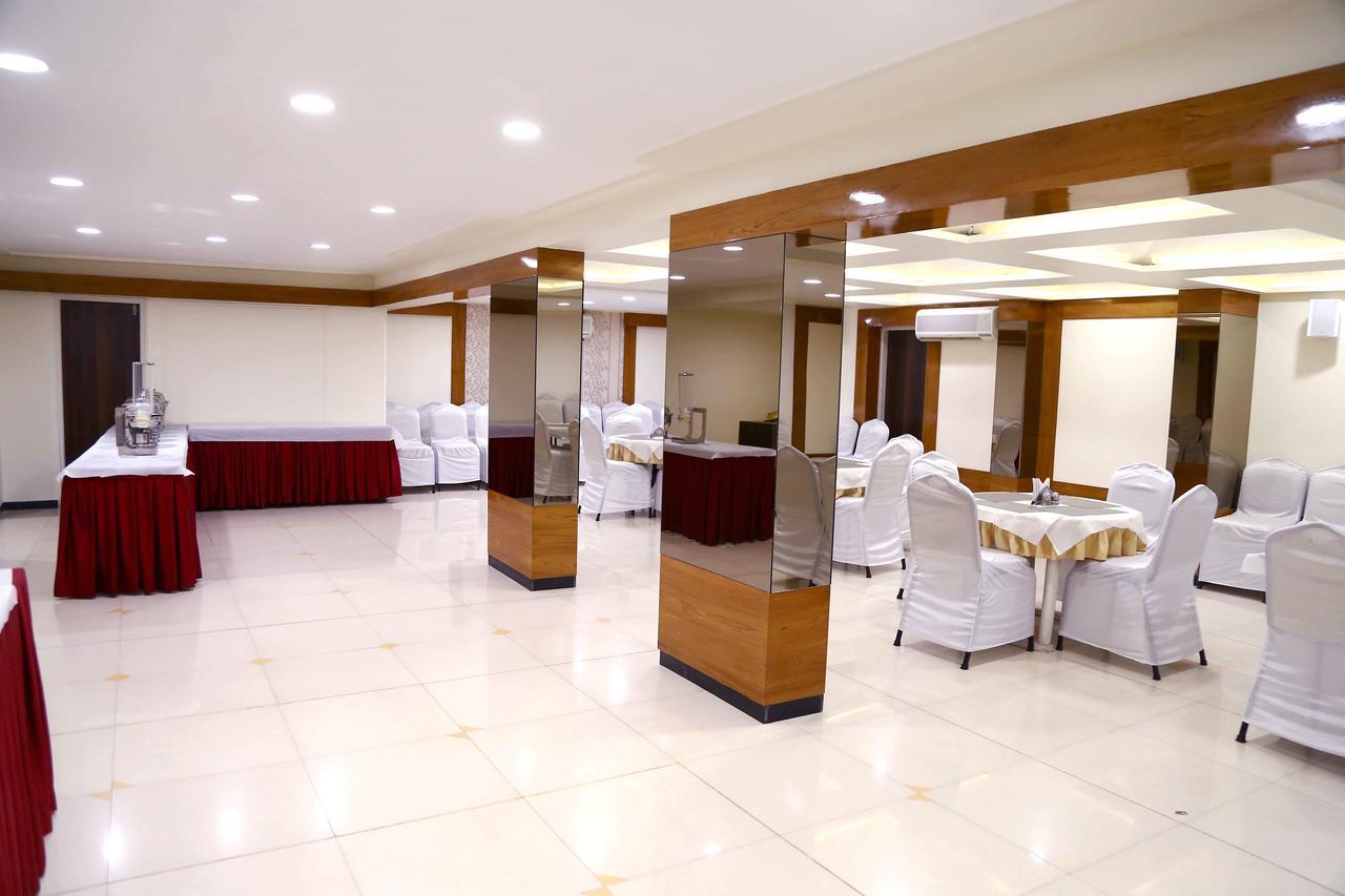 Hotel Regency Jamnagar Bagian luar foto