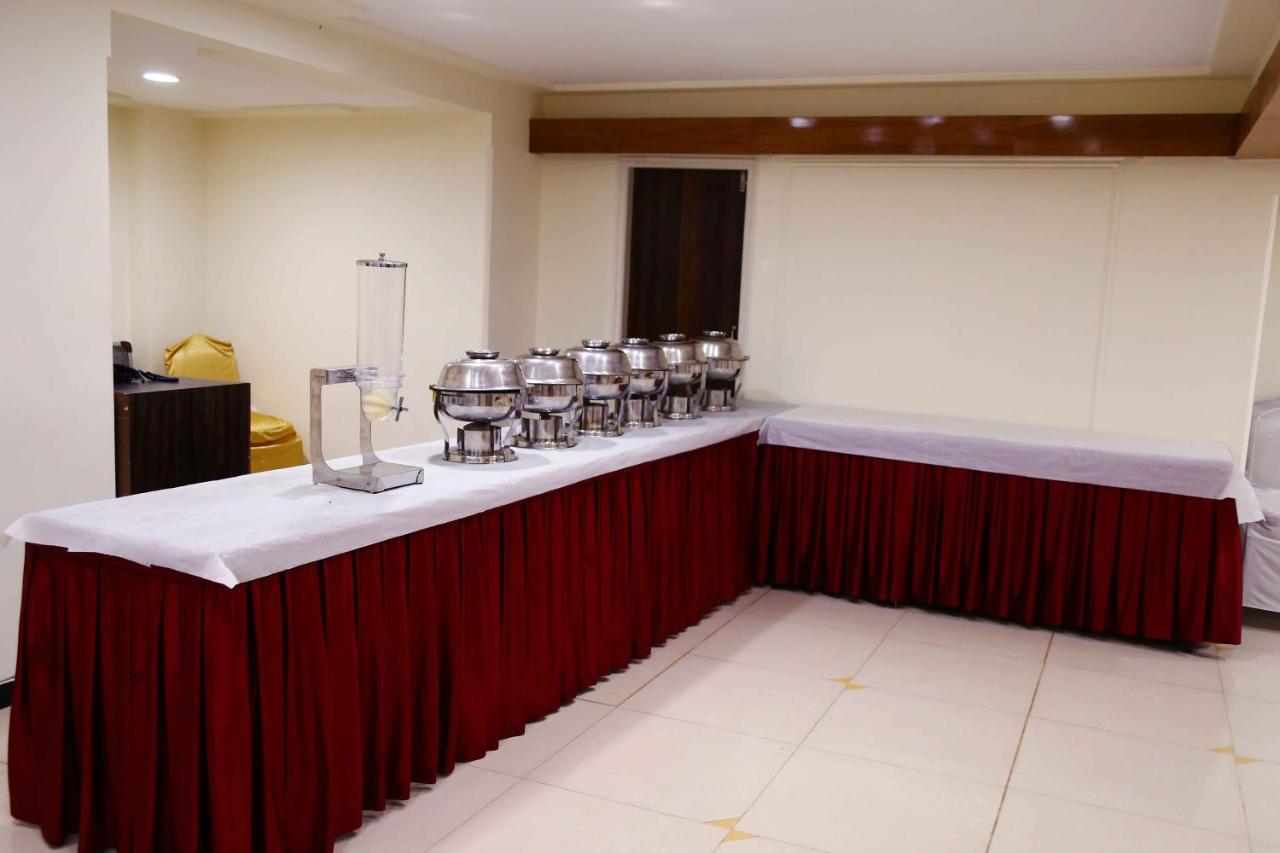 Hotel Regency Jamnagar Bagian luar foto