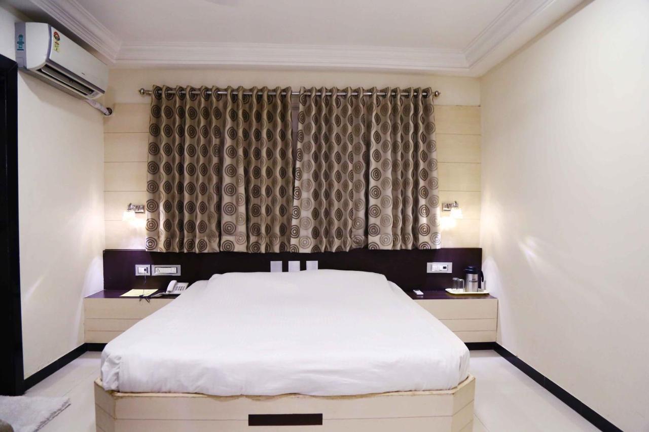Hotel Regency Jamnagar Bagian luar foto