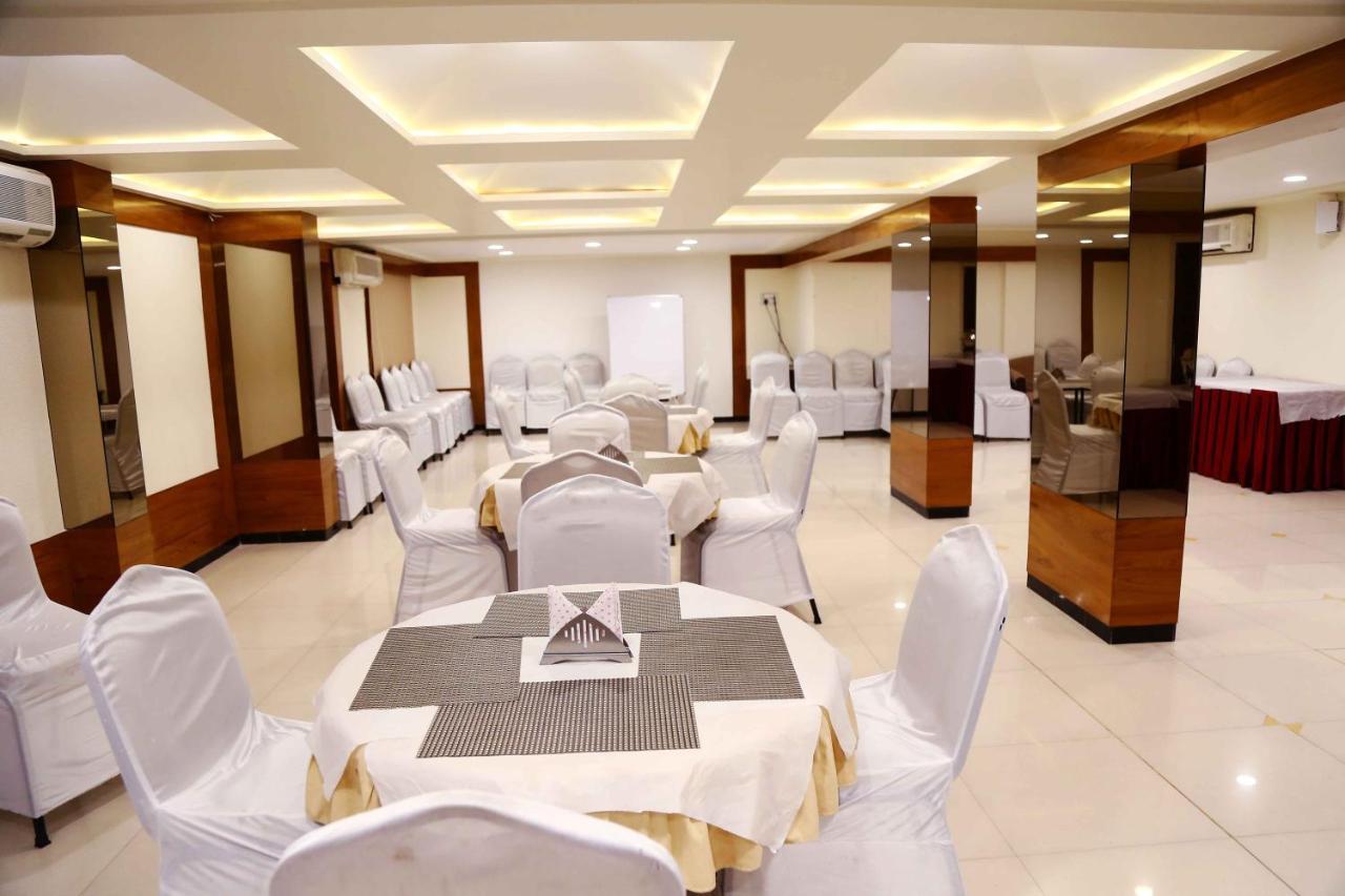 Hotel Regency Jamnagar Bagian luar foto