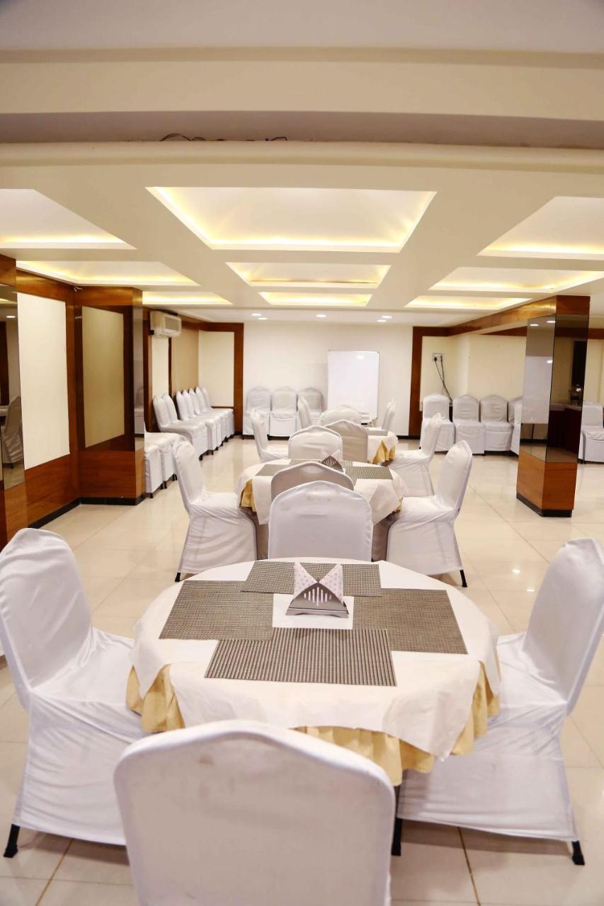 Hotel Regency Jamnagar Bagian luar foto