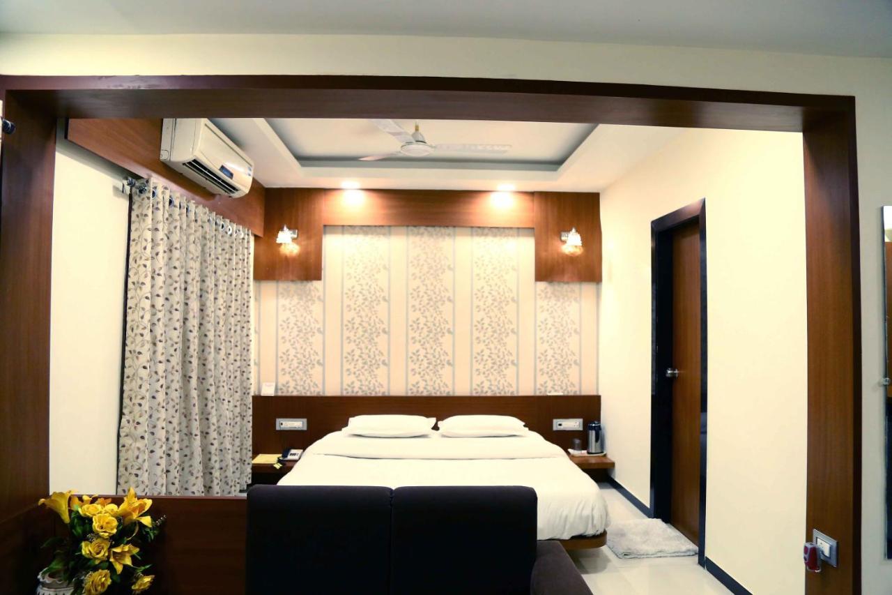 Hotel Regency Jamnagar Bagian luar foto