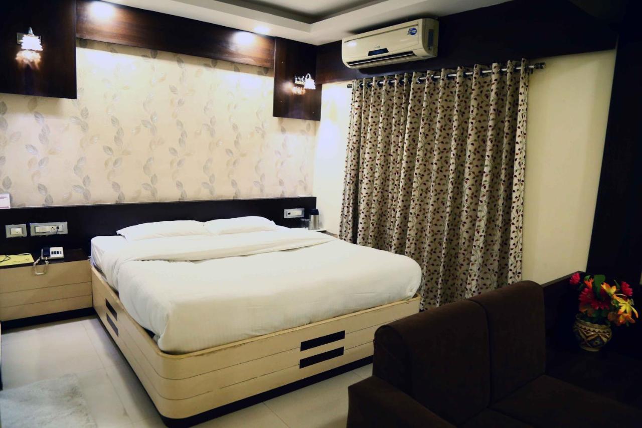 Hotel Regency Jamnagar Bagian luar foto